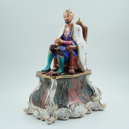 Амир-Темур на пьедестале