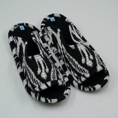 Тапочки домашние унисекс черный икат