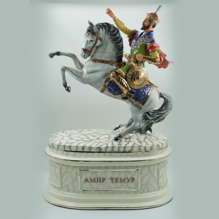 Амир Темур на коне большой на подиуме